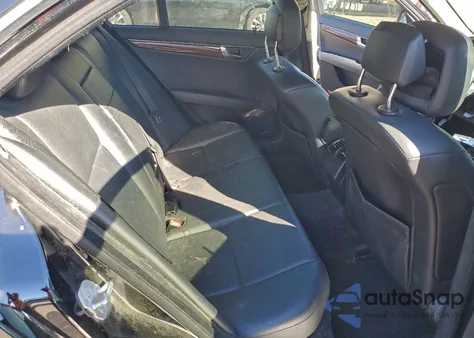 2008 Mercedes-Benz C 300 z USA, uszkodzony, nr VIN WDDGF54X18F169119